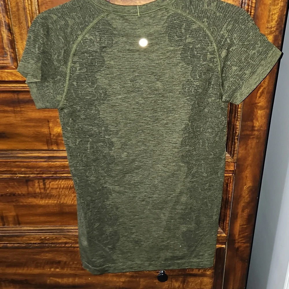 Lululemon Gorgeous Green Swiftly Tech. Sz 8. Slim Fit. Hip Length